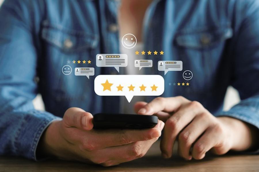 builder's client using mobile phone to leave client reviews