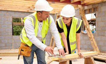 Carpentry apprentice and mentor 500 x 300px