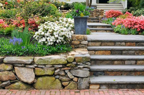 Dry stone retaining wall