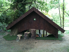 Custom made tree house Project image